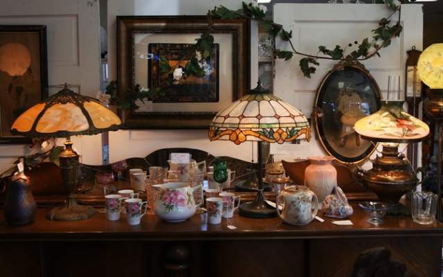 Country Cottage Antiques and Florals, Marianna